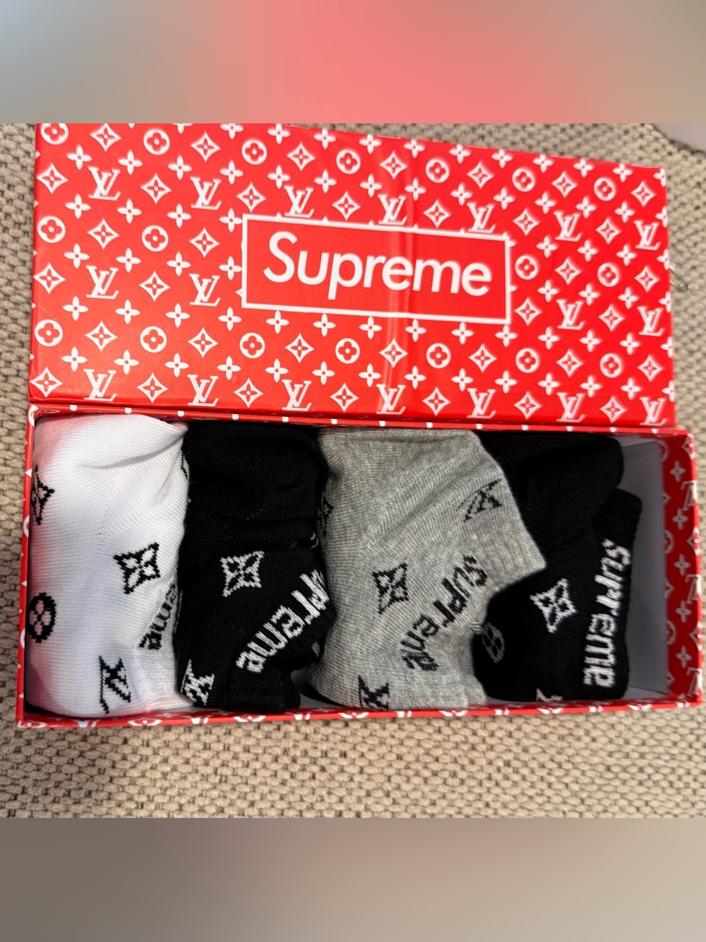 Supreme 4-Pack Crew Socks in White, Black & Gray - Logo Motif